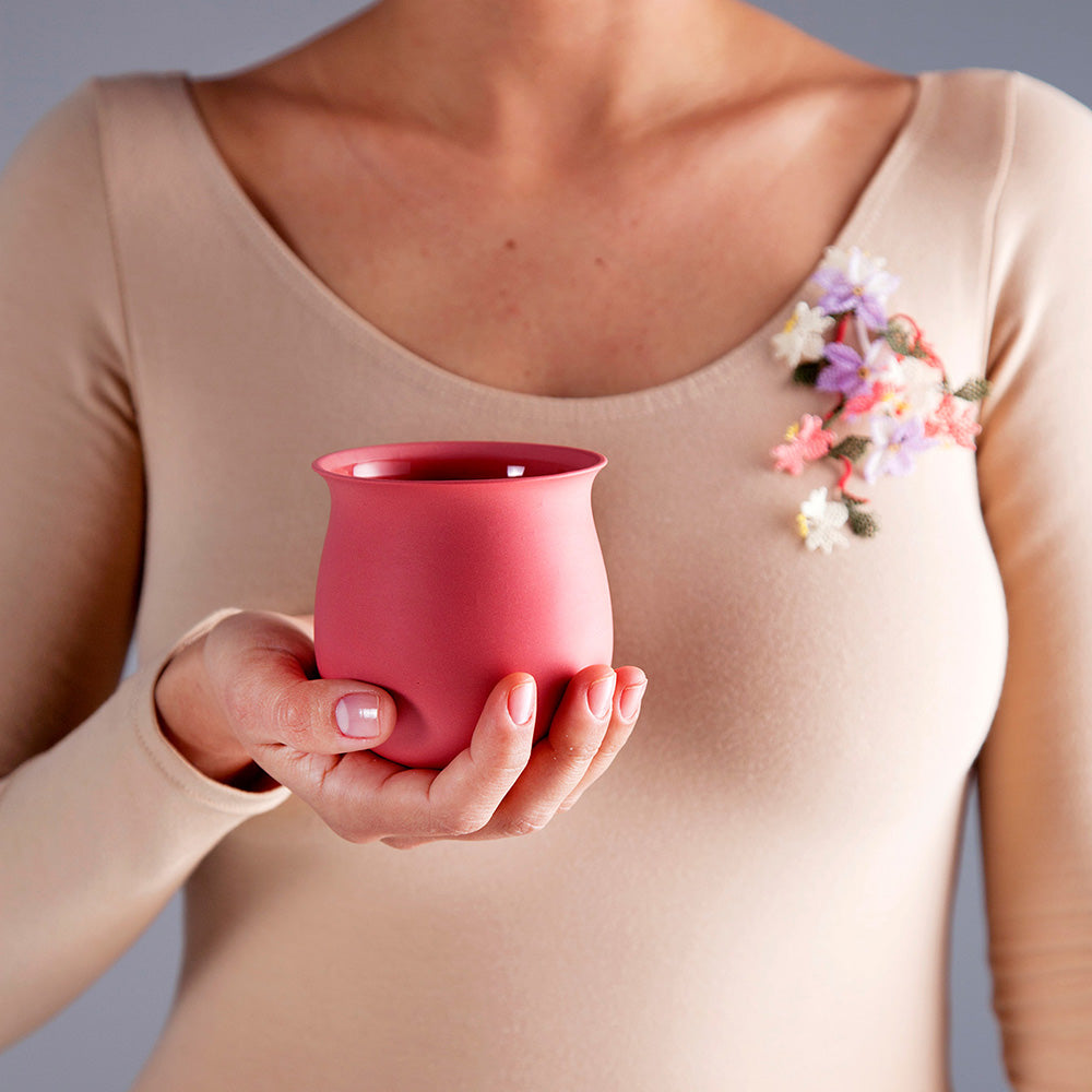 mana-yildiz-tulip-cup-big-rose-matte-with-model-slider_1.jpg